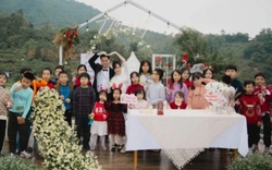 Học sinh lớp 5 tổ chức đám cưới cho cô giáo chủ nhiệm giữa núi đồi