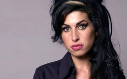 Bố của Amy Winehouse kiện bạn thân của nữ ca sĩ quá cố