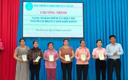 BHXH thị xã Cai Lậy: Tặng 190 sổ BHXH tự nguyện cho người dân