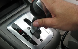 Những sai lầm mà tài xế thường mắc khi lái xe ô tô số tự động