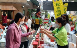 Đi vẽ sáp ong, dệt thổ cẩm, dệt lụa của người Thái, H Mông dịp Tết Dương lịch ở TP.HCM