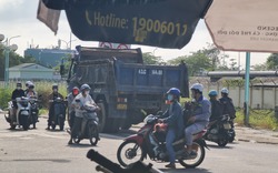 Dẹp bãi xà bần, xử phạt hàng loạt xe vi phạm sau phản ánh của Báo Dân Việt