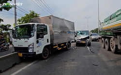 TP.HCM: Tông vào đuôi xe tải, ô tô 16 chỗ biến dạng phần đầu