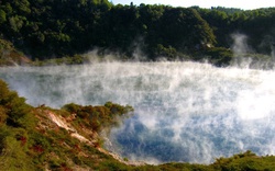 Cận cảnh suối nước nóng lớn nhất thế giới trông như một miệng núi lửa
