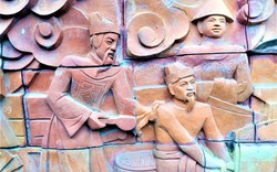 Du khách về đền Cao thích thú xem phù điêu Trần Quốc Tuấn tắm cho Trần Quang Khải 