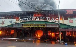 Clip NÓNG 24h: Cháy lớn tại chợ Tam Bạc - Hải Phòng, cột khói lửa cao hàng chục mét