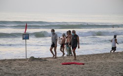Du khách nước ngoài may mắn thoát chết tại bãi biển du lịch Đà Nẵng