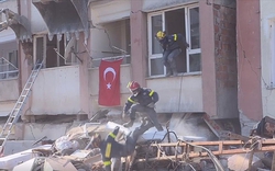 Clip: Đội cứu hộ vội nhảy thoát khỏi tòa nhà đổ nát ở Thổ Nhĩ Kỳ khi nhận thấy rung chấn