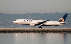 Máy bay United Airlines suýt lao xuống biển Hawaii sau khi cất cánh
