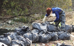 “Biệt đội” tình nguyện vớt rác trên những con sông ở Hà Nội