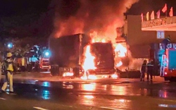 Clip NÓNG 24h: Ô tô tải và xe container cháy dữ dội sau tiếng nổ lớn trước cây xăng