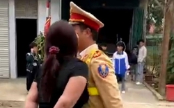Thanh Hoá: Xôn xao clip một người phụ nữ bị còng tay và liên tục có những lời thô tục với cảnh sát giao thông