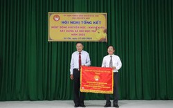 Hội Khuyến học huyện Củ Chi nhận cờ thi đua xuất sắc của Trung ương