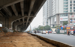 Ảnh ấn tượng tuần: Xén phân cách đường Nguyễn Xiển và phiên chợ dùng lá cây thay cho tiền mặt