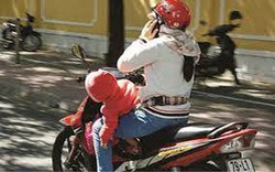 Đi xe máy, sử dụng điện thoại thế nào để tránh bị phạt nặng?