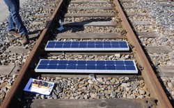 Đường sắt kiêm nhà máy điện mặt trời