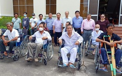 Trao tặng 110 xe lăn cho người khuyết tật 