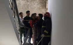 Cảnh sát giải cứu bé gái định nhảy từ tầng 15 nhà chung cư ở Hà Nội