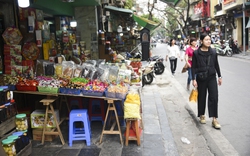 Vỉa hè ở Hà Nội lại bị "cướp", người đi bộ phải đi xuống lòng đường