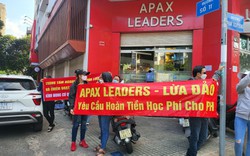 Cơ sở Apax Leaders cuối cùng còn hoạt động tại TP.HCM tạm đóng cửa, phụ huynh tới tận nơi đòi trả lại học phí