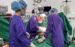 Video: Bác sĩ từ hai đầu đất nước trắng đêm ghép tạng xuyên Việt