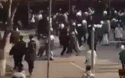 Yên Bái: 2 nhóm học sinh ẩu đả giữa sân trường, nhiều người bị thương