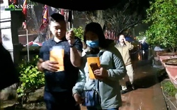 Video: Những người dân đầu tiên được phát ấn đền Trần hồ hởi đi về