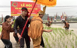 Hàng nghìn người đội mưa xem "Vua Hùng" dạy dân cấy lúa