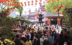 Hàng nghìn người TP.HCM viếng chùa Ngọc Hoàng Rằm Tháng Giêng