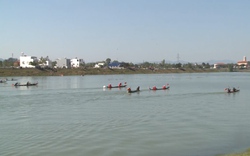 Kon Tum đua thuyền độc mộc trên sông Đăk Bla