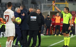 HLV Mourinho lại nhận thẻ đỏ, Roma thua sốc