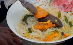 Khách Mỹ coi phở Việt Nam là món "phải ăn trước khi chết", ăn đến cạn bát