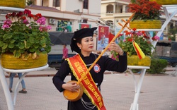 Mang trang phục tự dệt bằng vải bông, thí sinh người Tày gây bất ngờ tại cuộc thi trang phục dân tộc huyện Lục Ngạn