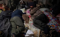 Ảnh thế giới 7 ngày qua: Quân đội Ukraine bắn pháo phản lực và giấc ngủ trên tiền tuyến