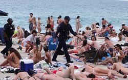 Du khách Mỹ đổ xô đi nghỉ xuân, các bãi biển Florida tràn ngập “chân dài bikini” và cảnh tiệc tùng