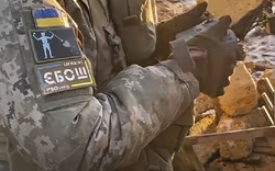 Video: Đặc nhiệm Ukraine tấn công đánh úp lính thủy đánh bộ Nga trong chiến hào