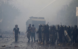 Pakistan: Cảnh sát bắn hơi cay vào nhà cựu thủ tướng Imran Khan sau cuộc đụng độ bạo lực