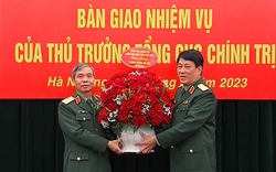 Thượng tướng Đỗ Căn bàn giao nhiệm vụ tại Tổng Cục Chính trị QĐND Việt Nam cho 2 Trung tướng