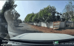 Clip NÓNG 24h: Mạng xã hội xôn xao vụ tài xế nhấn ga tông trực diện vào xe của CSGT
