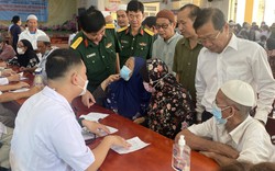 Ủy ban Dân tộc, Quân khu 9 tặng quà, khám bệnh, phát thuốc miễn phí cho 300 hộ đồng bào Chăm ở An Giang