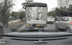 Clip NÓNG 24h: Đang đi bỗng dừng lại, tài xế xe tải có hành động khiến ô tô đi sau nể phục
