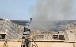 TT-Huế: Nhà máy bốc cháy dữ dội, hàng trăm m2 nhà xưởng bị thiêu rụi