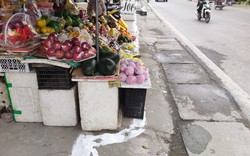 Vạch sơn trắng vỉa hè ở huyện Thanh Oai, người đi bộ "bị đẩy" ra sát đường