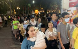 Khai mạc Lễ hội Du lịch Hà Nội: Người dân xếp hàng chờ bốc thăm trúng thưởng