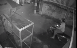 Clip NÓNG 24h: Vào nhà trộm xe máy hỏng ở TP.HCM, tên trộm phải "bơi chân" để tẩu thoát