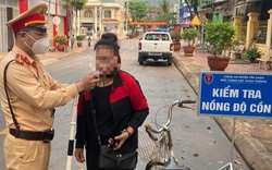Người phụ nữ đi xe đạp bị xử phạt vi phạm nồng độ cồn