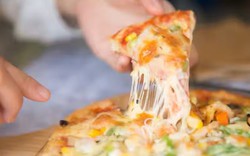 Giá cà chua tăng vọt, pizza tại một quốc gia buộc phải thay đổi công thức, trở thành 'pizza trắng'