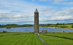 Những tòa tháp tròn mà du khách nào tới Ireland cũng thắc mắc