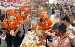 Xếp hàng đông nghẹt ở Lễ hội Bánh mì đang diễn ra tại TP.HCM