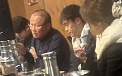 Văn Toàn lắng nghe HLV Park Hang-seo tâm sự trên bàn ăn tại Hàn Quốc